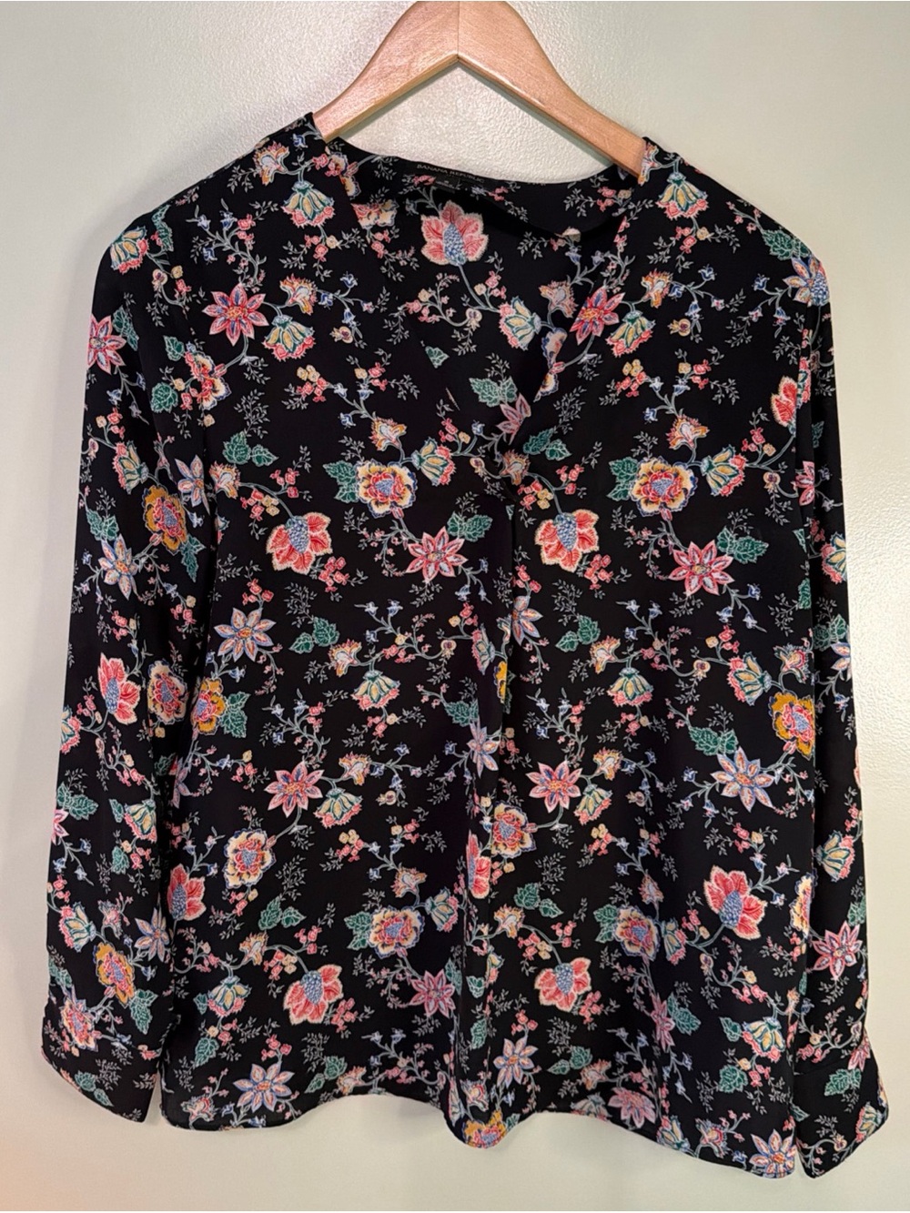 Women’s Black Floral Blouse V Neck Short Sleeve Top Banana Republic Small